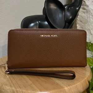Michael Kors Jet Set Travel Large Continental Wristlet Wallet.